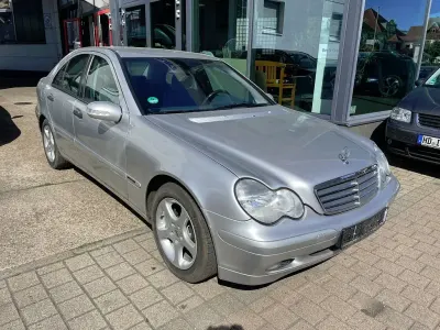 Gebraucht Mercedes C200 Classic 116 PS (85 kW) 2002 Silber Limousine