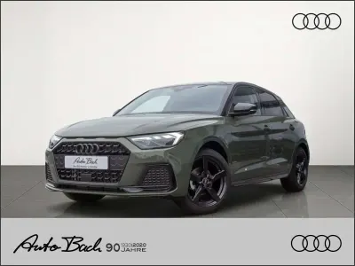 Neu Audi A1 Advanced Plus 95 PS (69 kW) 2026 Distriktgrün metallic mythossc SUV