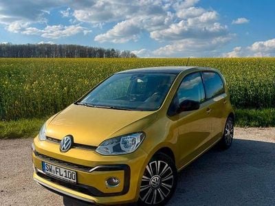 Begagnad VW up! high up! 90 HK (66 kW) 2017 Guld Halvkombi