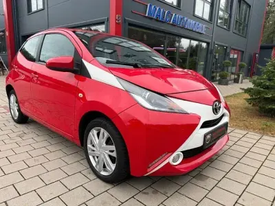 Gebraucht Toyota Aygo X-play 69 PS (50 kW) 2015 Rot Kleinwagen