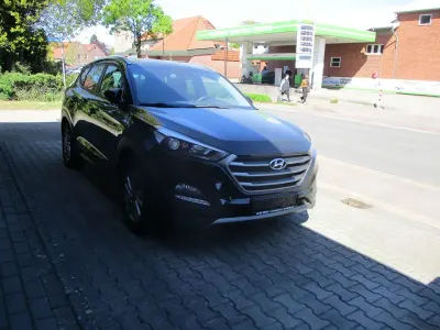 Gebraucht Hyundai Tucson Intro Edition 177 PS (130 kW) 2016 Phantom black / mic SUV