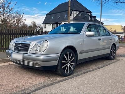 Gebraucht Mercedes E280 204 PS (150 kW) 1998 Silber Limousine
