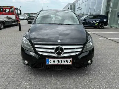 Gebraucht Mercedes B180 AMG line 109 PS (80 kW) 2014 Schwarz Kleinwagen