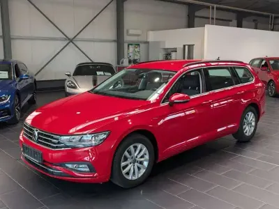 Używany VW Passat Business 122 KM (89 kW) 2023 Czerwony Kombi