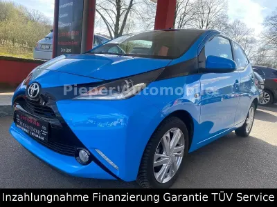 Second-hand Toyota Aygo X-play 69 CP (50 kW) 2017 Albastru Hatchback