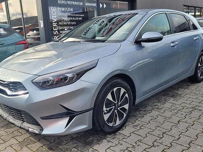 Neu Kia Ceed 140 PS (102 kW) 2025 Silber Kleinwagen