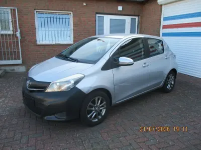 Gebraucht Toyota Yaris Edition 69 PS (50 kW) 2014 Silber Kleinwagen