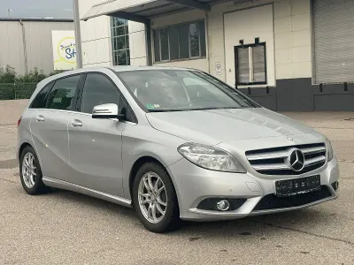 Gebraucht Mercedes B180 122 PS (89 kW) 2012 Silber Kleinwagen