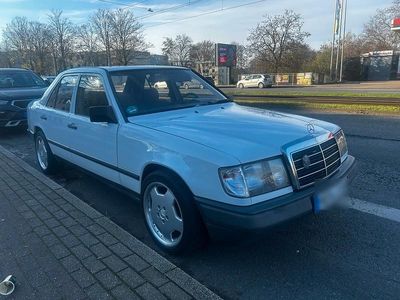Weiß Gebraucht 1988 Mercedes E260 Limousine | 7.999 €