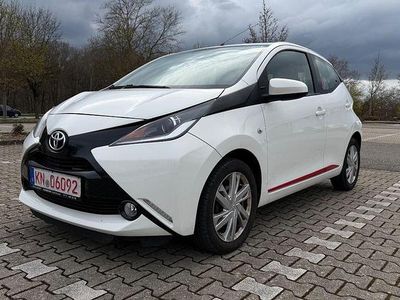 Gebraucht Toyota Aygo X-play 69 PS (50 kW) 2016 Weiß Kleinwagen