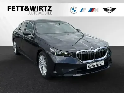 Gebraucht BMW 550e Comfort Edition 489 PS (359 kW) 2024 Sophistograu brillanteffekt metallic Limousine