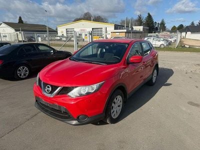 Gebraucht Nissan Qashqai Visia 116 PS (85 kW) 2015 Rot SUV