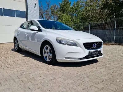 Gebraucht Volvo V40 Momentum 120 PS (88 kW) 2014 Weiß Limousine