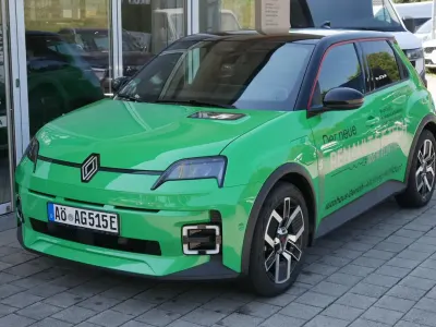 Gebraucht Renault R5 Komfort 110 kW (150 PS) 2024 Pop green, dach blac Kleinwagen
