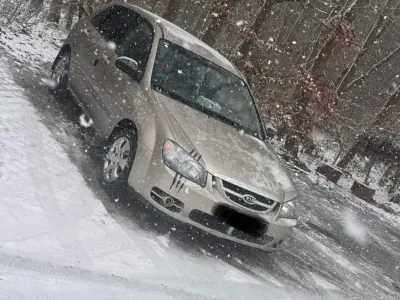 Używany Kia Cerato 98 KM (72 kW) 2005 Złoty Sedan/Limuzyna