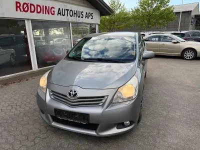 Gebraucht Toyota Verso 126 PS (92 kW) 2012 Silber Van / Kleinbus