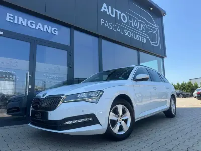 Gebraucht Skoda Superb Ambition 150 PS (110 kW) 2022 Moonweiss metallic Kombi