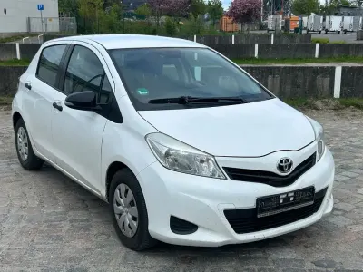 Gebraucht Toyota Yaris Basis 69 PS (50 kW) 2013 Weiß Kleinwagen