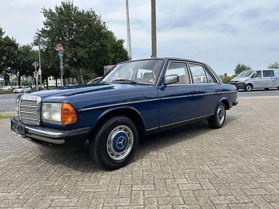 Gebraucht Mercedes E200 120 PS (88 kW) 1984 Blau Limousine