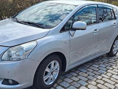 Gebraucht Toyota Verso 126 PS (92 kW) 2012 Silber Van / Kleinbus