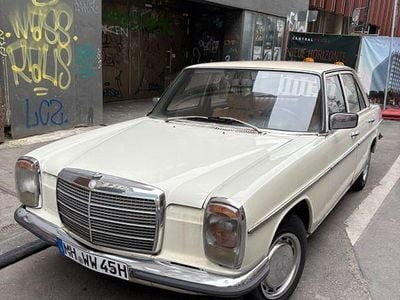 Begagnad Mercedes W115 95 HK (69 kW) 1975 Vit Sedan