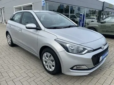 Gebraucht Hyundai i20 75 PS (55 kW) 2017 Silber Limousine