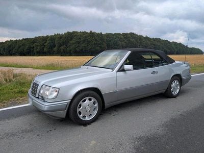 Gebraucht Mercedes E220 Sportline 150 PS (110 kW) 1992 Silber Cabrio