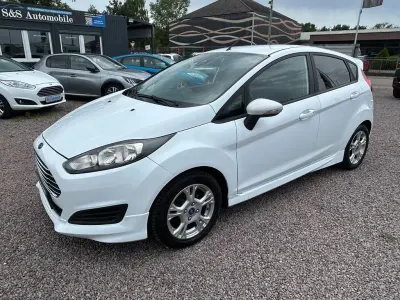 Gebraucht Ford Fiesta Trend 101 PS (74 kW) 2014 Weiß Kleinwagen
