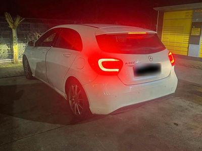 Gebraucht Mercedes A200 156 PS (114 kW) 2015 Weiß Kleinwagen