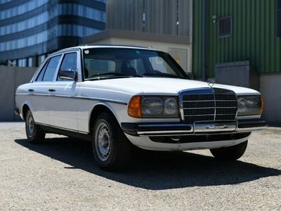 Gebraucht Mercedes E230 136 PS (100 kW) 1984 Weiß Limousine