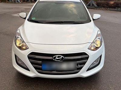 Gebraucht Hyundai i30 Passion 120 PS (88 kW) 2017 Weiß Kleinwagen