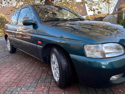 Grün Gebraucht 1998 Ford Escort Coupé | 3.100 €