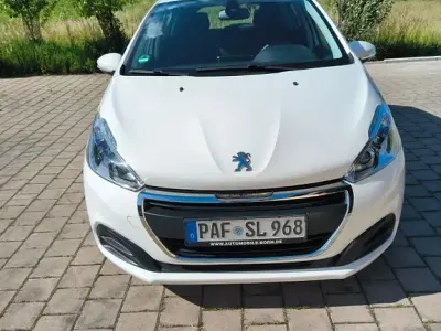 Gebraucht Peugeot 208 Active 102 PS (75 kW) 2019 Weiß Kleinwagen