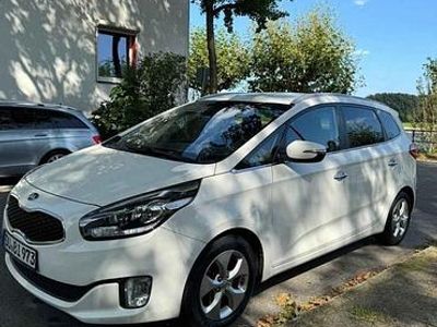 Weiß Gebraucht 2016 Kia Carens Van / Kleinbus | 6.000 €