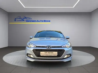 Gebraucht Hyundai i20 Classic 75 PS (55 kW) 2017 Silber Kleinwagen