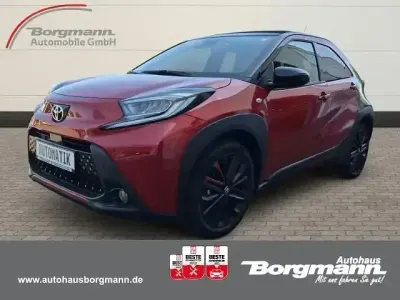 Gebraucht Toyota Aygo X Style 72 PS (52 kW) 2024 3u4)/ black mica (209) (rot SUV