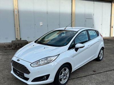 Weiß Gebraucht 2015 Ford Fiesta Titanium Kleinwagen | 5.999 € (Guter Preis)