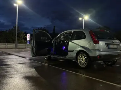 Gebraucht Ford Fiesta Ambiente 60 PS (44 kW) 2006 Blau Kleinwagen