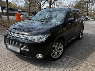 Gebraucht Mitsubishi Outlander P-HEV 201 PS (147 kW) 2014 Schwarz SUV