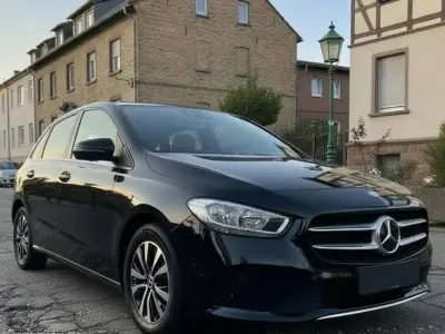 Używany Mercedes B180 116 KM (85 kW) 2022 Czarny Minivan
