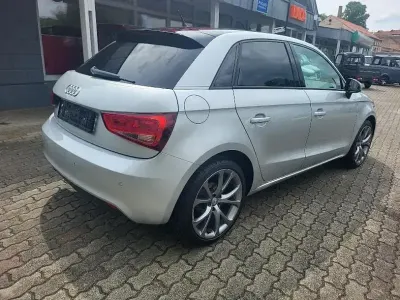 Gebraucht Audi A1 Sportback Comfort 86 PS (63 kW) 2012 Silber/dach schwarz Kleinwagen