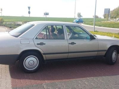 Gebraucht Mercedes 250 90 PS (66 kW) 1987 Silber Limousine