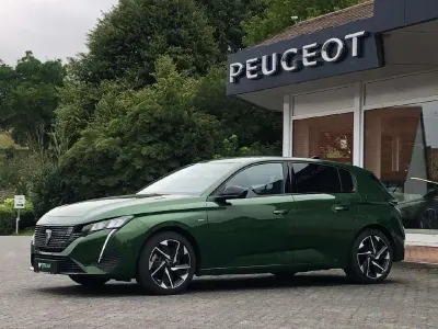 Gebraucht Peugeot 308 Allure 150 PS (110 kW) 2022 Lackierung olivgrün/typ aussen Limousine
