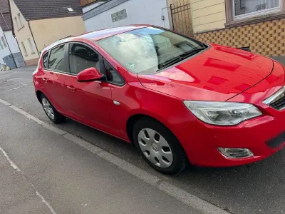 Używany Opel Astra Innovation 101 KM (74 kW) 2011 Czerwony Sedan/Limuzyna