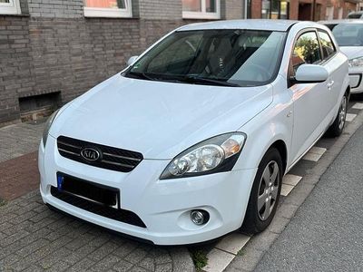 Weiß Gebraucht 2010 Kia Ceed Kleinwagen | 1.450 € (Fairer Preis)