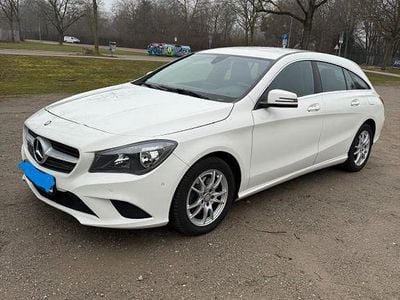 Weiß Gebraucht 2015 Mercedes CLA200 Shooting Brake Kombi | 12.500 € (Fairer Preis)