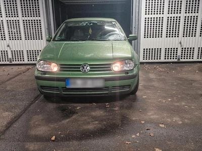 Grün Gebraucht 1998 VW Golf Limousine | 899 €