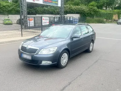 Gebraucht Skoda Octavia 105 PS (77 kW) 2011 Grau Kombi