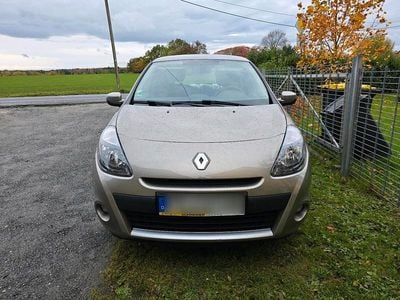 Silber Gebraucht 2011 Renault Clio II Kleinwagen | 5.000 €