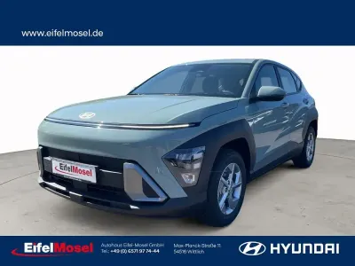 Neu Hyundai Kona Select 141 PS (103 kW) 2025 Mirage green SUV